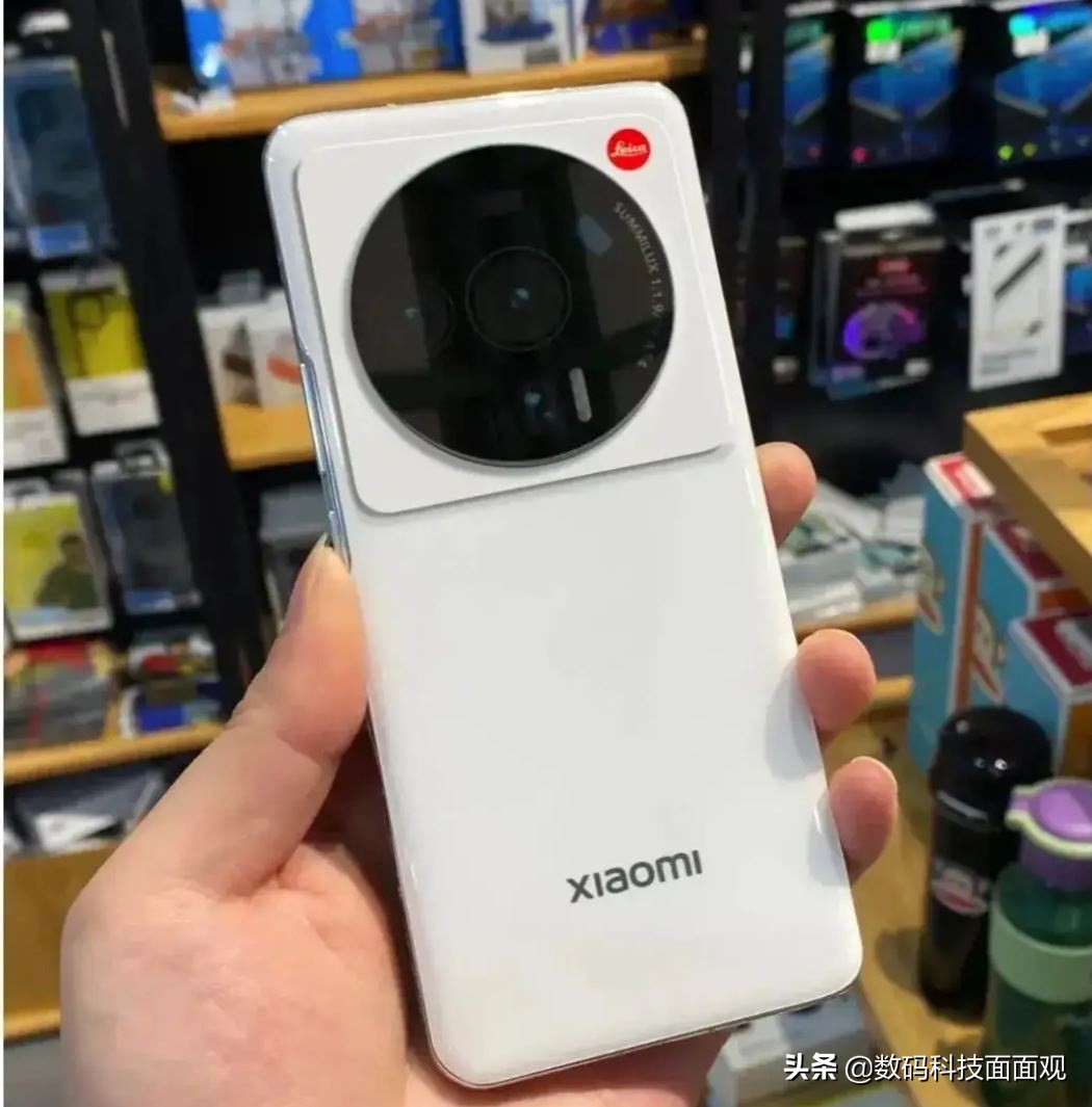 小米与摩托罗拉再次抢首发，2亿像素相机+骁龙8plus，机皇对决