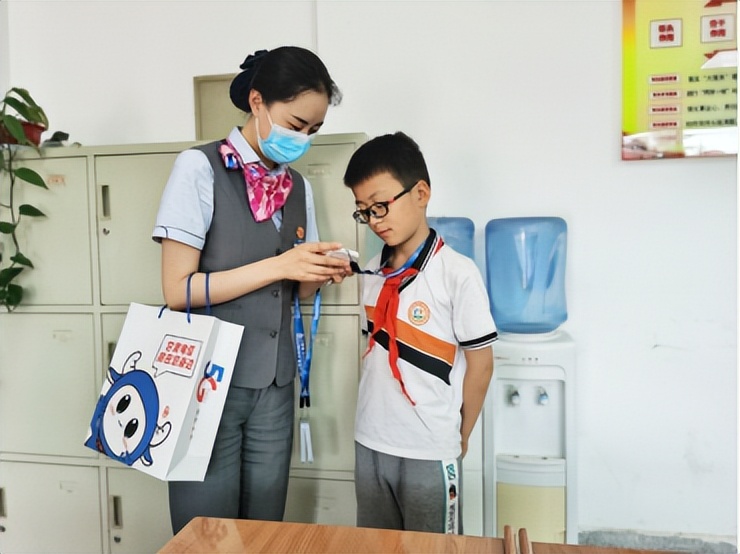 “智能学生证”让爱一路相伴