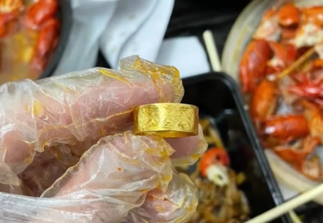 广东东莞小伙点龙虾外卖 意外吃出一枚7000元结婚金戒指插图